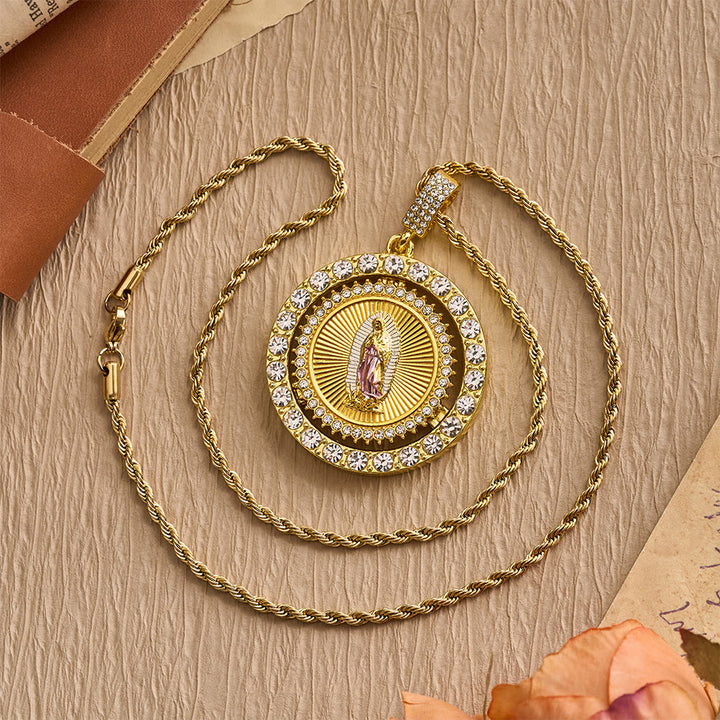 Collana con medaglione girevole della Madonna di Guadalupe con doppio alone di zirconi, realizzata Christianartworkshop : un ricordo della grazia divina. - image 5