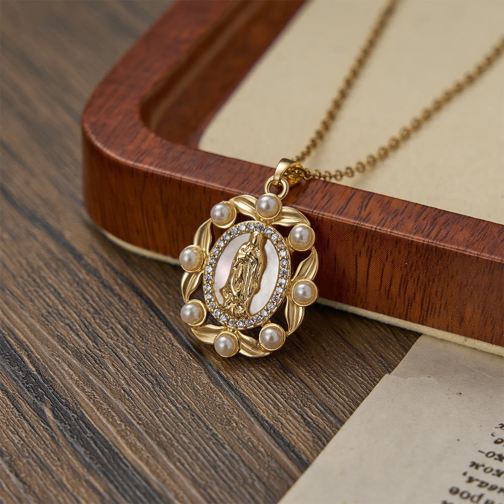 Christianartworkshop Collana vintage con ciondolo della Madonna, in madreperla e perline bianche: un simbolo di grazia mariana. - Nostra Signora - image 0
