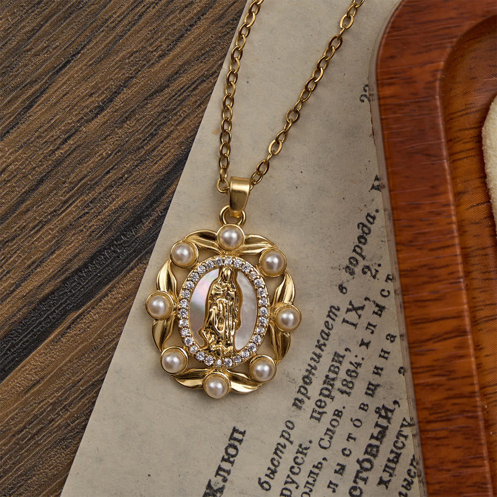 Christianartworkshop Collana vintage con ciondolo della Madonna, in madreperla e perline bianche: un simbolo di grazia mariana. - image 1