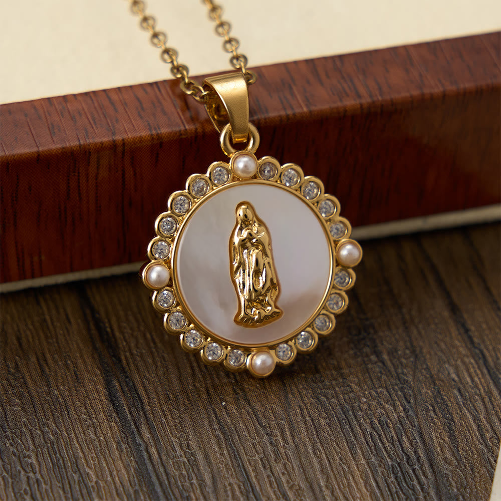 Christianartworkshop Collana della Vergine Maria color oro, riccamente decorata con intarsi in madreperla e aureola di cristallo: un simbolo di protezione divina. - image 1