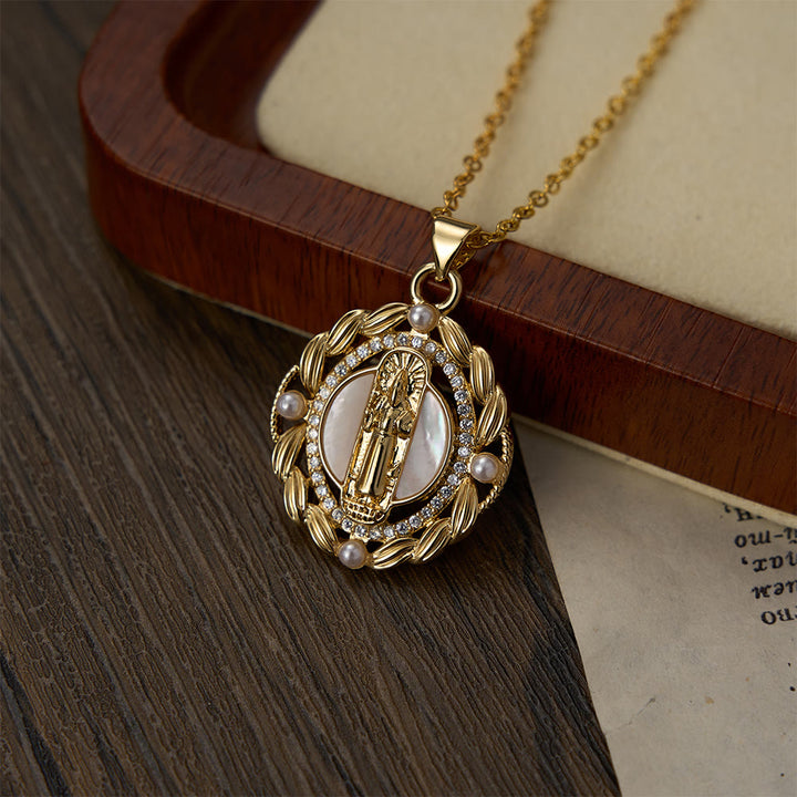 Christianartworkshop Elegante collana con ciondolo della Vergine Maria, impreziosita da cristalli scintillanti e perline bianche. - image 2