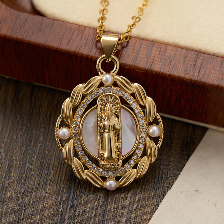 Christianartworkshop Elegante collana con ciondolo della Vergine Maria, impreziosita da cristalli scintillanti e perline bianche. - image 1