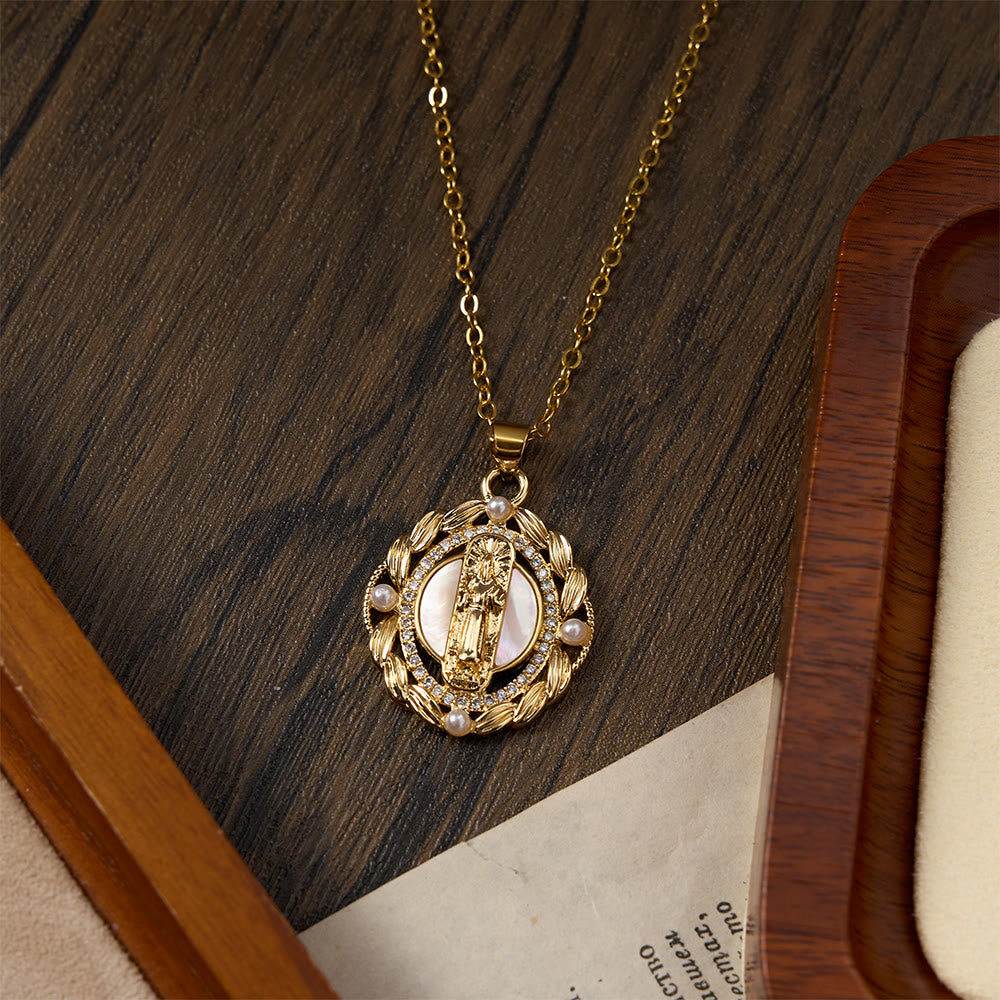 Christianartworkshop Elegante collana con ciondolo della Vergine Maria, impreziosita da cristalli scintillanti e perline bianche. - image 3