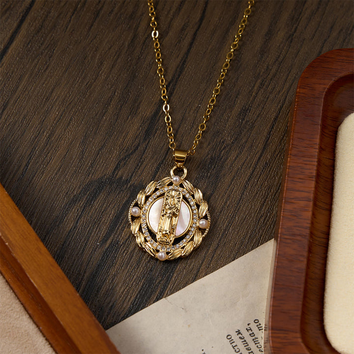Christianartworkshop Elegante collana con ciondolo della Vergine Maria, impreziosita da cristalli scintillanti e perline bianche. - image 3