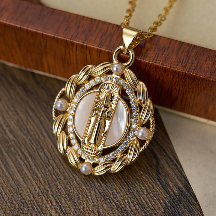 Christianartworkshop Elegante collana con ciondolo della Vergine Maria, impreziosita da cristalli scintillanti e perline bianche. - Nostra Signora - image 0