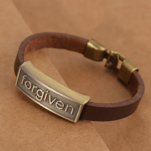 Christianartworkshop Bracciale Forgiven in pelle bicolore con dettagli in ottone anticato: un promemoria della grazia divina. - Marrone - image 0