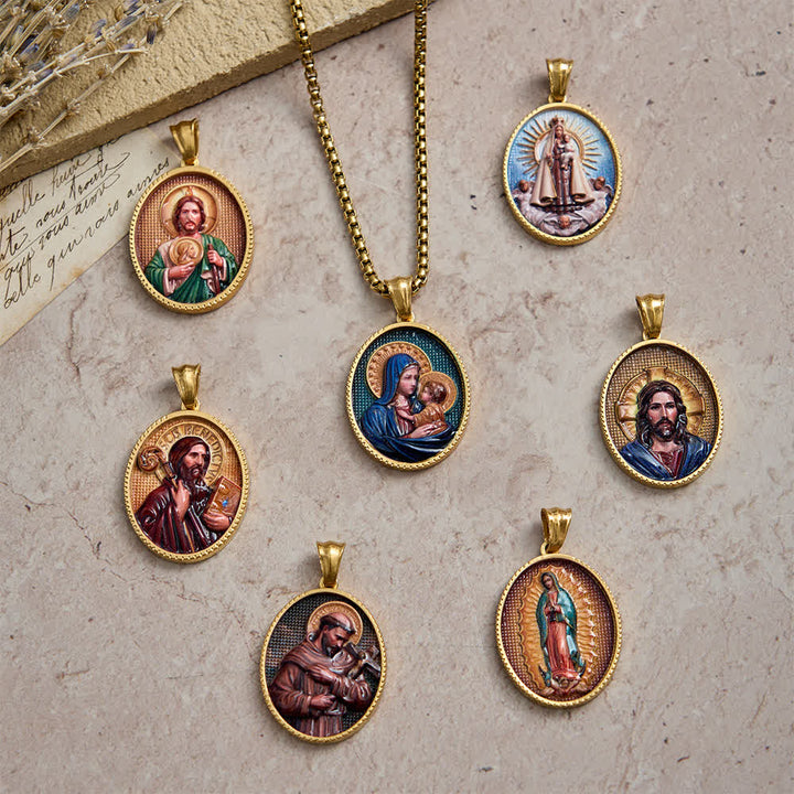 Christianartworkshop Elegante collana con ritratto religioso smaltato e cornice dorata: un emblema di fede e protezione. - image 0