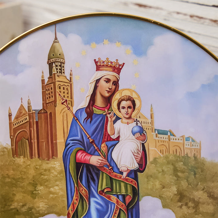 Christianartworkshop Decorazione da scrivania con Madonna del Bambino, sfondo cattedrale e bordo dorato: un simbolo di grazia mariana. - image 4