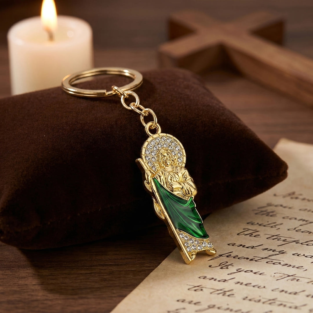 Christianartworkshop Portachiavi bicolore di San Giuda con smalto verde e dettagli in zircone: un promemoria della sacra fede - D'oro - image 0