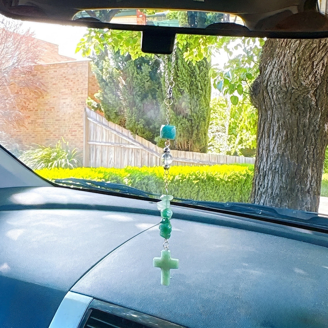 Christianartworkshop Elegante ornamento per auto in pietra naturale con schegge di cristallo e ciondolo a croce: un raffinato ricordo di fede. - Avventurina verde - image 3