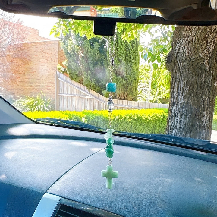 Christianartworkshop Elegante ornamento per auto in pietra naturale con schegge di cristallo e ciondolo a croce: un raffinato ricordo di fede. - Avventurina verde - image 3