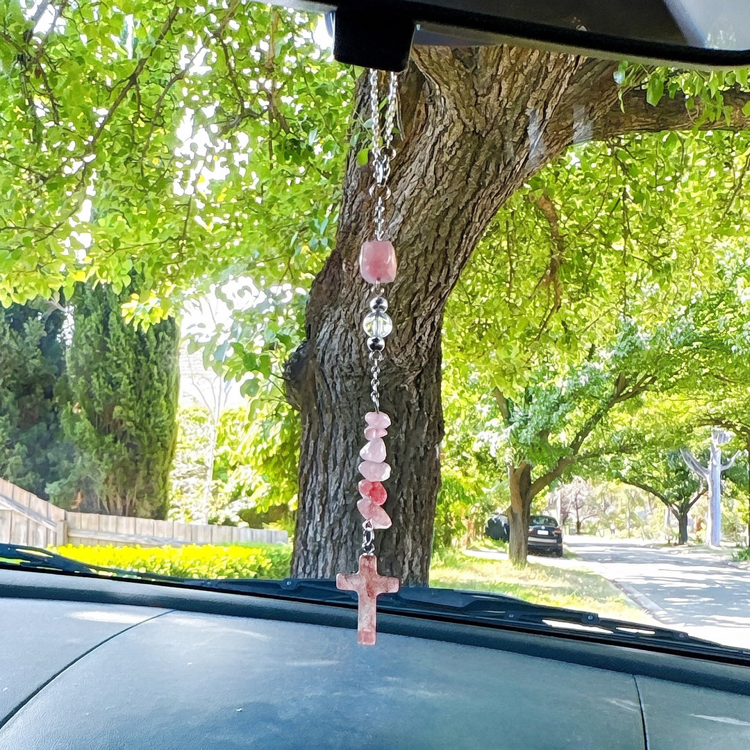 Christianartworkshop Elegante ornamento per auto in pietra naturale con schegge di cristallo e ciondolo a croce: un raffinato ricordo di fede. - Quarzo Fragola - image 0