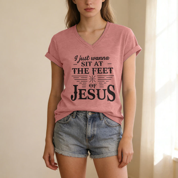 Maglietta con scollo a V "I Just Wanna Sit At The Feet of Jesus" Christianartworkshop - image 19