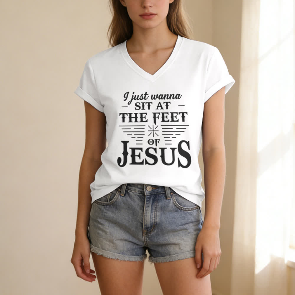 Maglietta con scollo a V "I Just Wanna Sit At The Feet of Jesus" Christianartworkshop - image 5