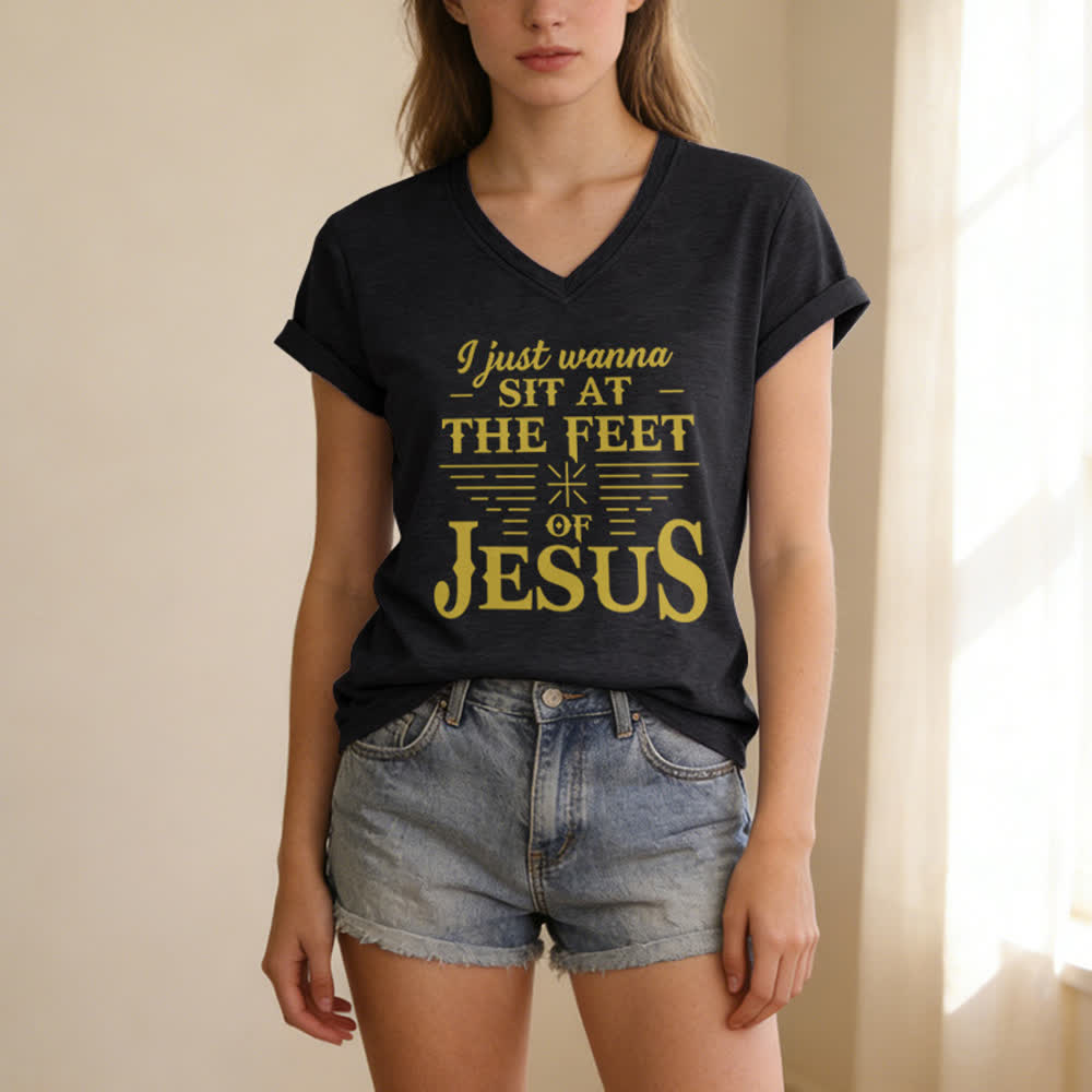 Maglietta con scollo a V "I Just Wanna Sit At The Feet of Jesus" Christianartworkshop - image 3