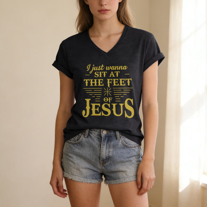 Maglietta con scollo a V "I Just Wanna Sit At The Feet of Jesus" Christianartworkshop - image 3