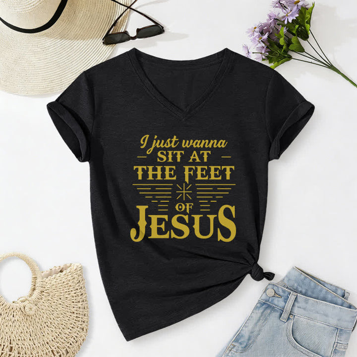 Maglietta con scollo a V "I Just Wanna Sit At The Feet of Jesus" Christianartworkshop - Nero - 2XL - image 2