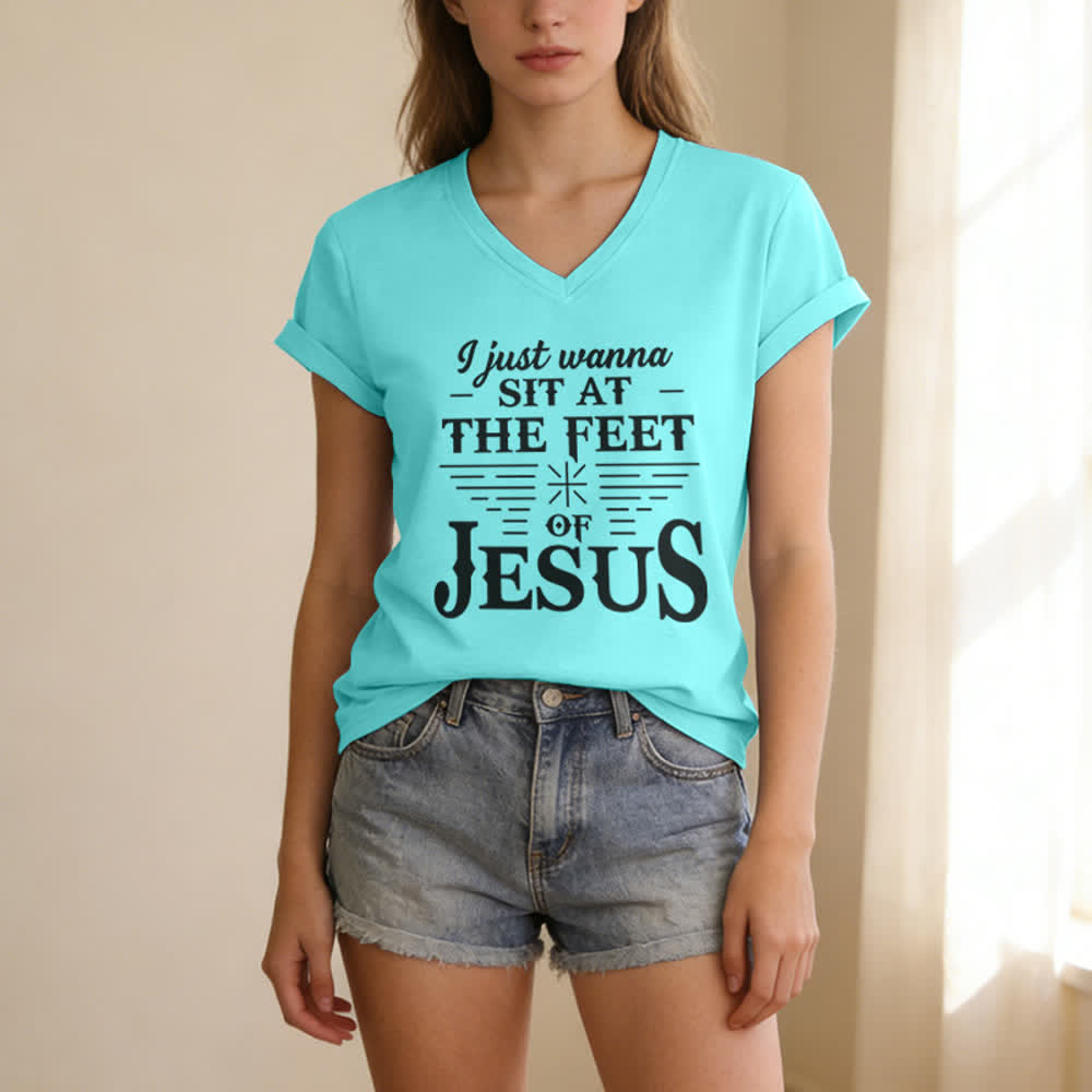 Maglietta con scollo a V "I Just Wanna Sit At The Feet of Jesus" Christianartworkshop - image 17