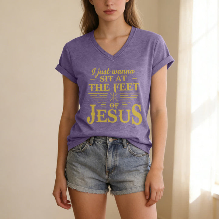 Maglietta con scollo a V "I Just Wanna Sit At The Feet of Jesus" Christianartworkshop - image 25