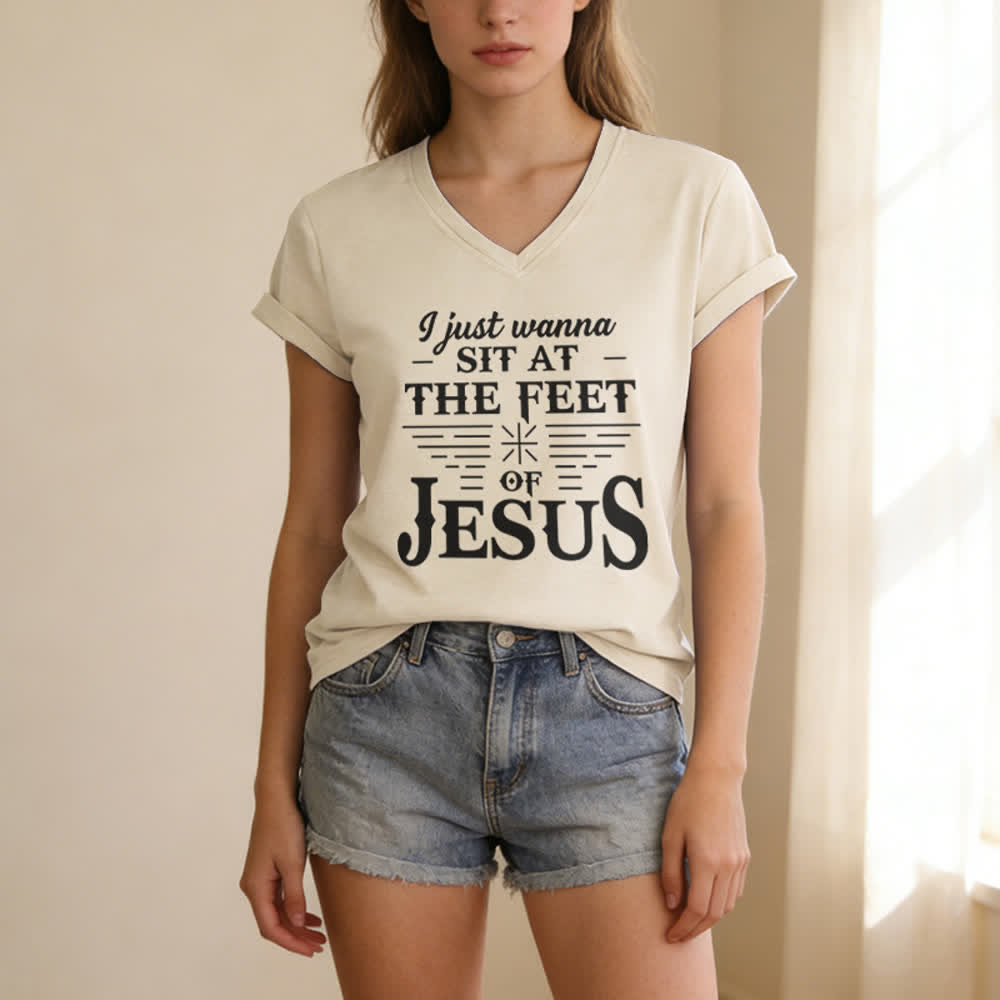 Maglietta con scollo a V "I Just Wanna Sit At The Feet of Jesus" Christianartworkshop - image 9