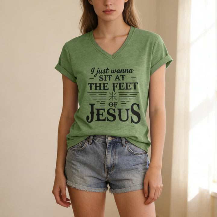 Maglietta con scollo a V "I Just Wanna Sit At The Feet of Jesus" Christianartworkshop - image 13