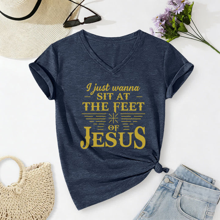Maglietta con scollo a V "I Just Wanna Sit At The Feet of Jesus" Christianartworkshop - Blu navy - 2XL - image 0