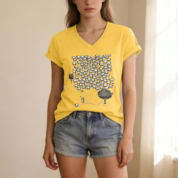 T-shirt con scollo a V e stampa grafica "Gruppo di pecore " Christianartworkshop - image 9