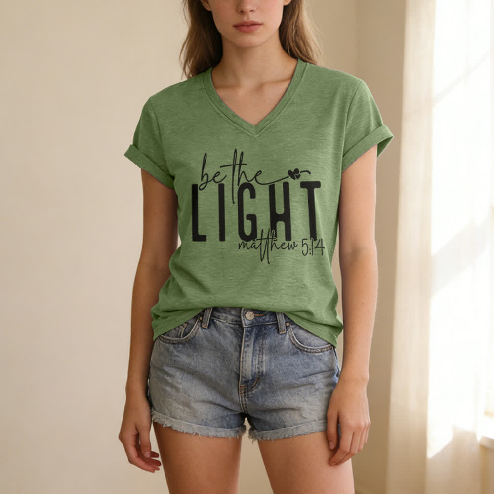 T-shirt da donna con scollo a V "Be The Light Faith Print" Christianartworkshop - image 13