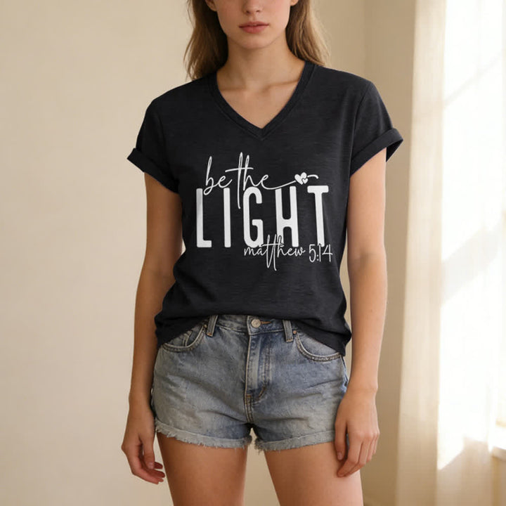 T-shirt da donna con scollo a V "Be The Light Faith Print" Christianartworkshop - image 3