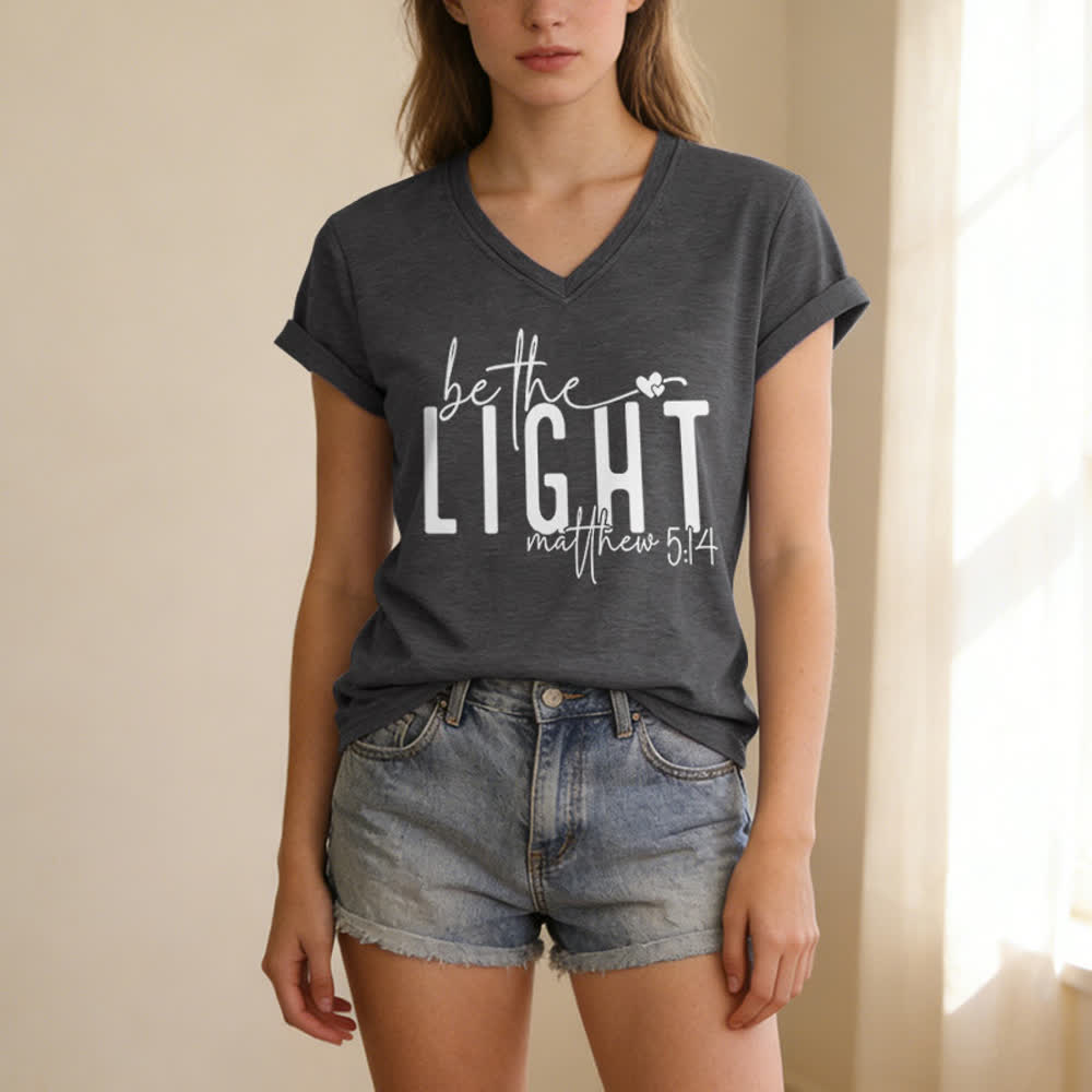 T-shirt da donna con scollo a V "Be The Light Faith Print" Christianartworkshop - image 7