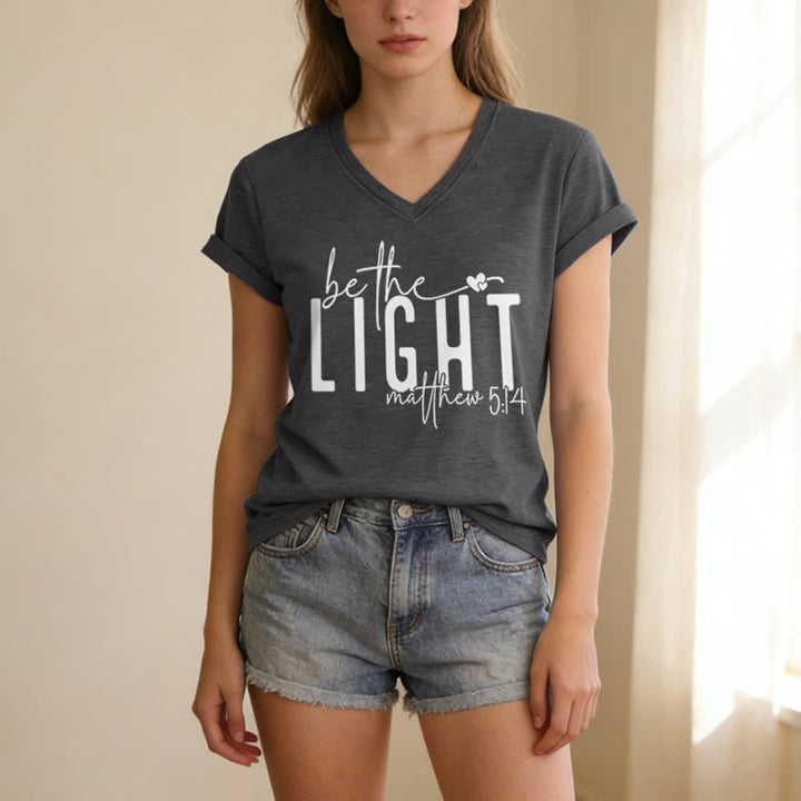 T-shirt da donna con scollo a V "Be The Light Faith Print" Christianartworkshop - image 7