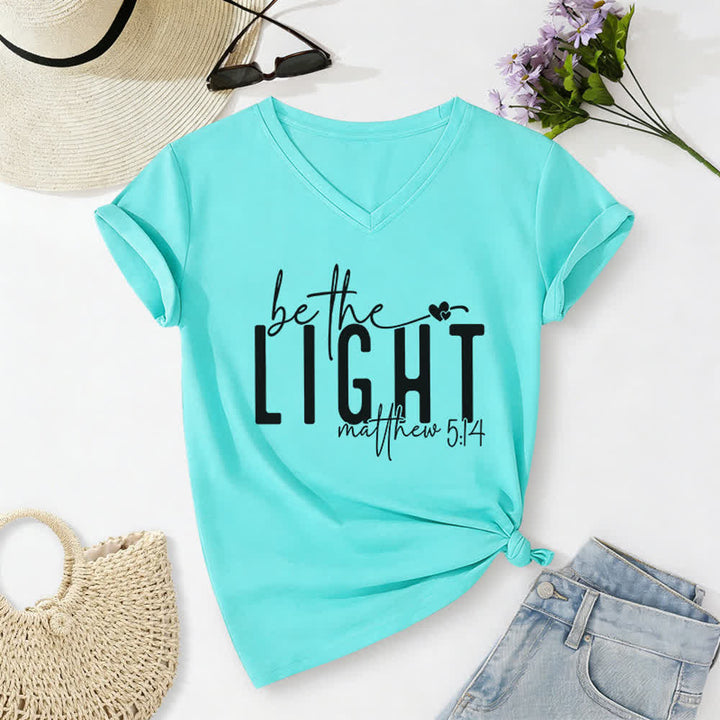 T-shirt da donna con scollo a V "Be The Light Faith Print" Christianartworkshop - Blu celeste - 2XL - image 16