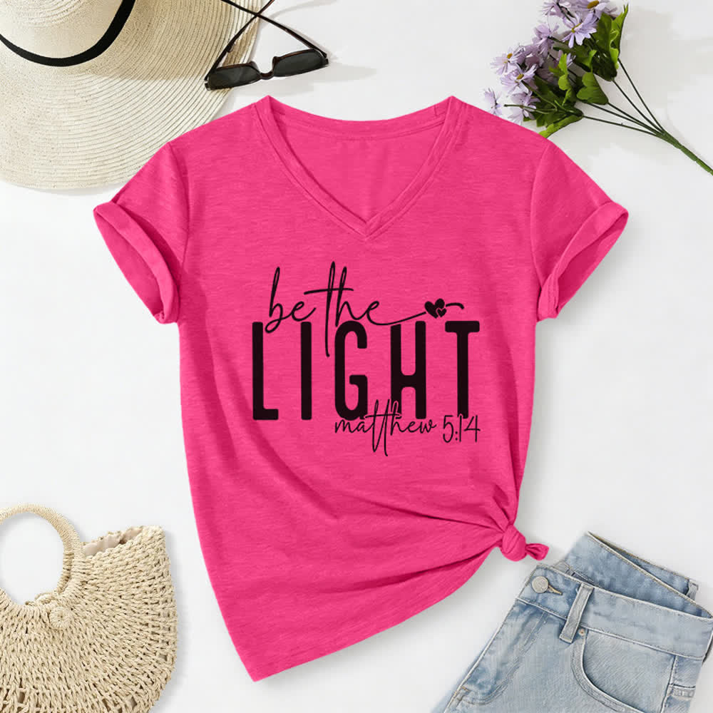 T-shirt da donna con scollo a V "Be The Light Faith Print" Christianartworkshop - Rosa - 2XL - image 22