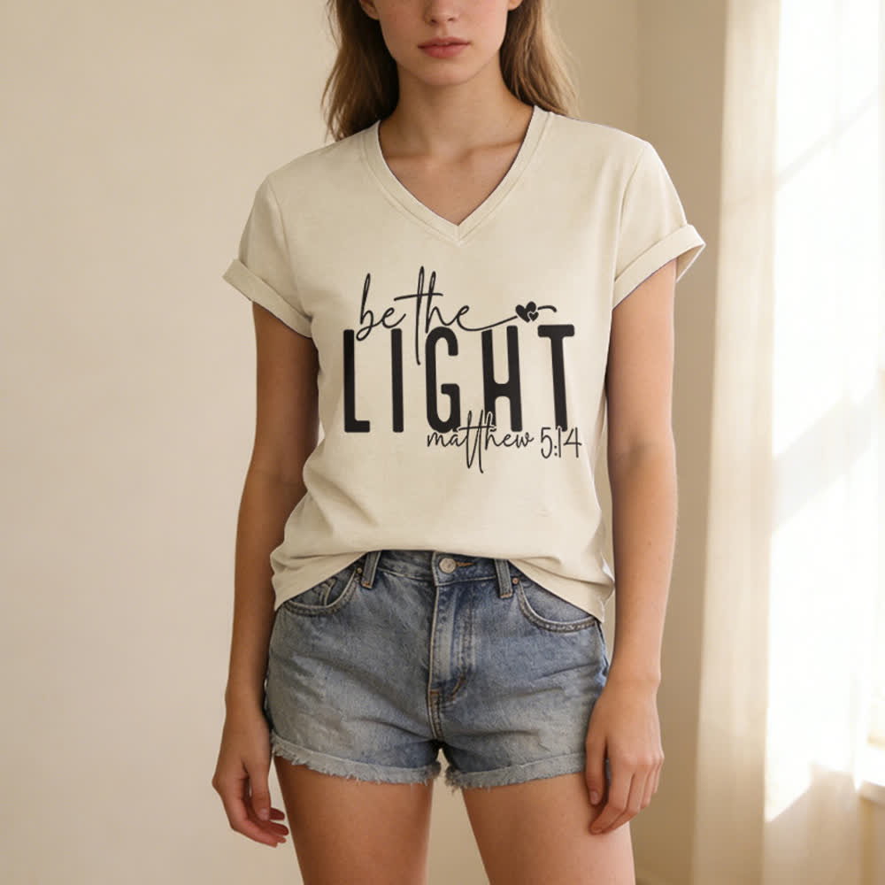 T-shirt da donna con scollo a V "Be The Light Faith Print" Christianartworkshop - image 9
