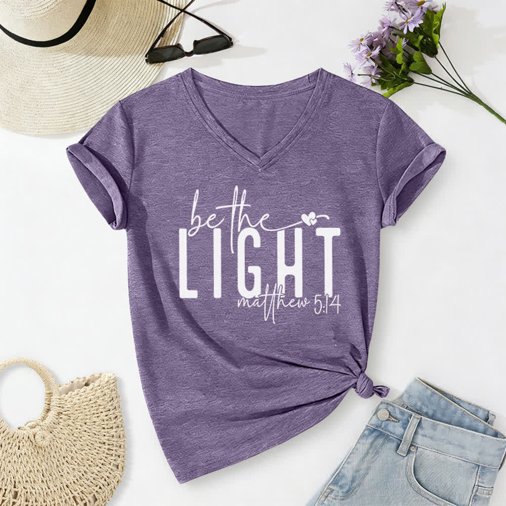 T-shirt da donna con scollo a V "Be The Light Faith Print" Christianartworkshop - Viola - 2XL - image 24