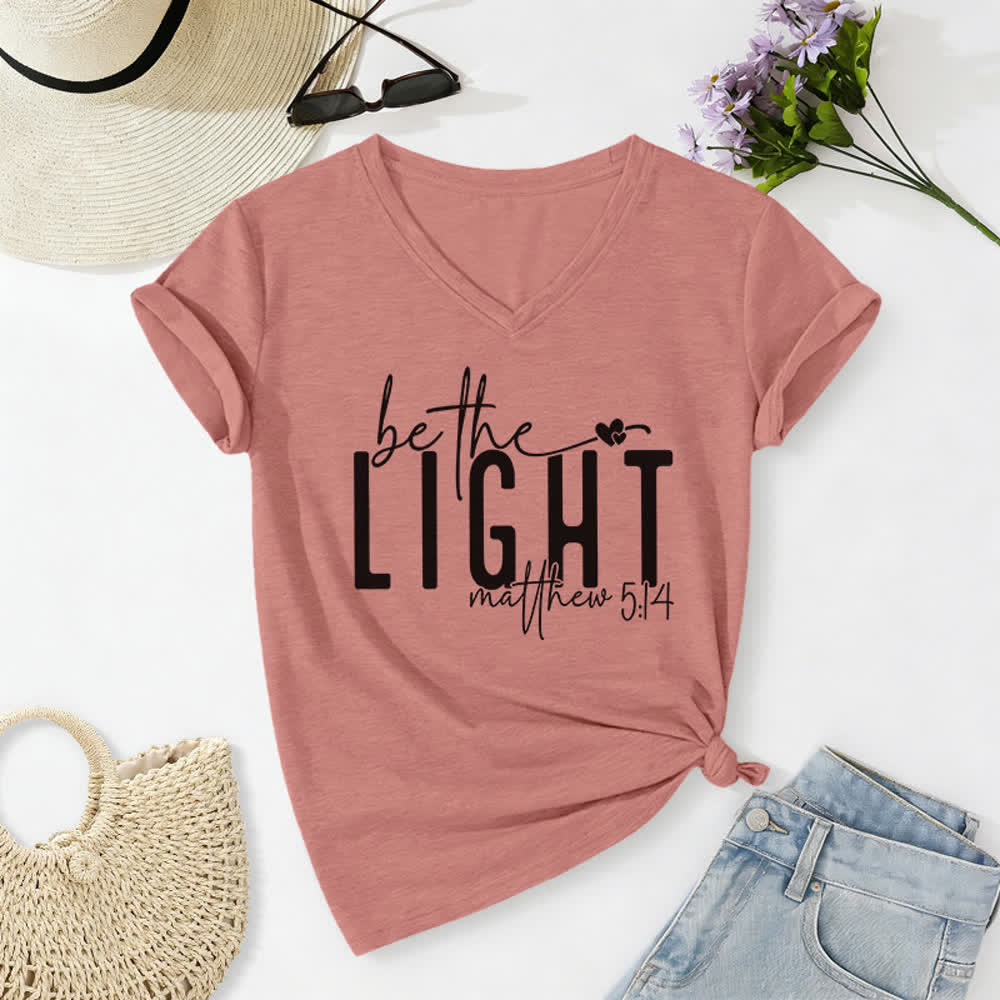 T-shirt da donna con scollo a V "Be The Light Faith Print" Christianartworkshop - Rosa chiaro - 2XL - image 20