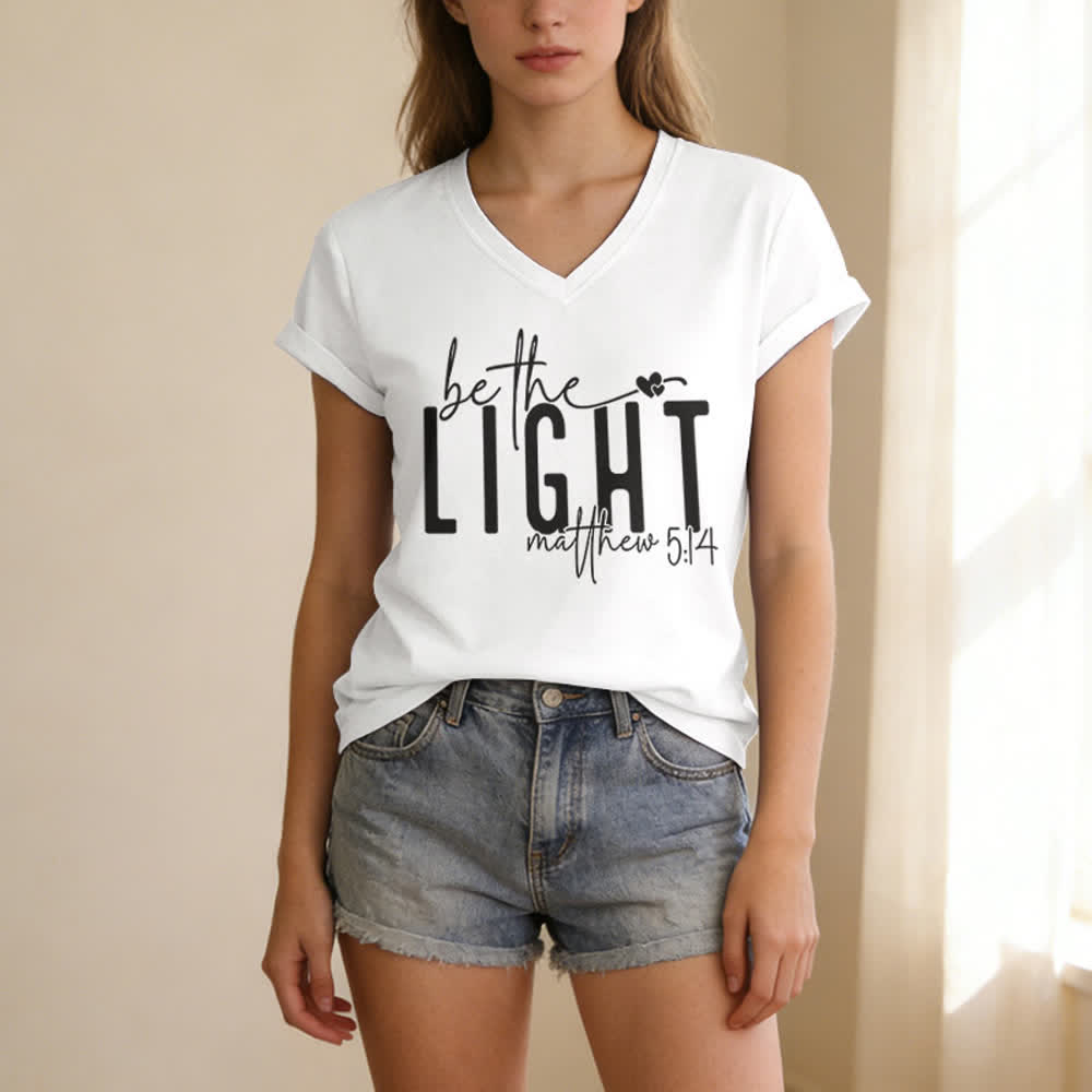 T-shirt da donna con scollo a V "Be The Light Faith Print" Christianartworkshop - image 5
