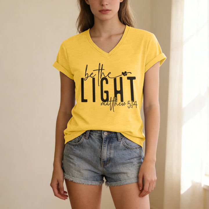 T-shirt da donna con scollo a V "Be The Light Faith Print" Christianartworkshop - image 11