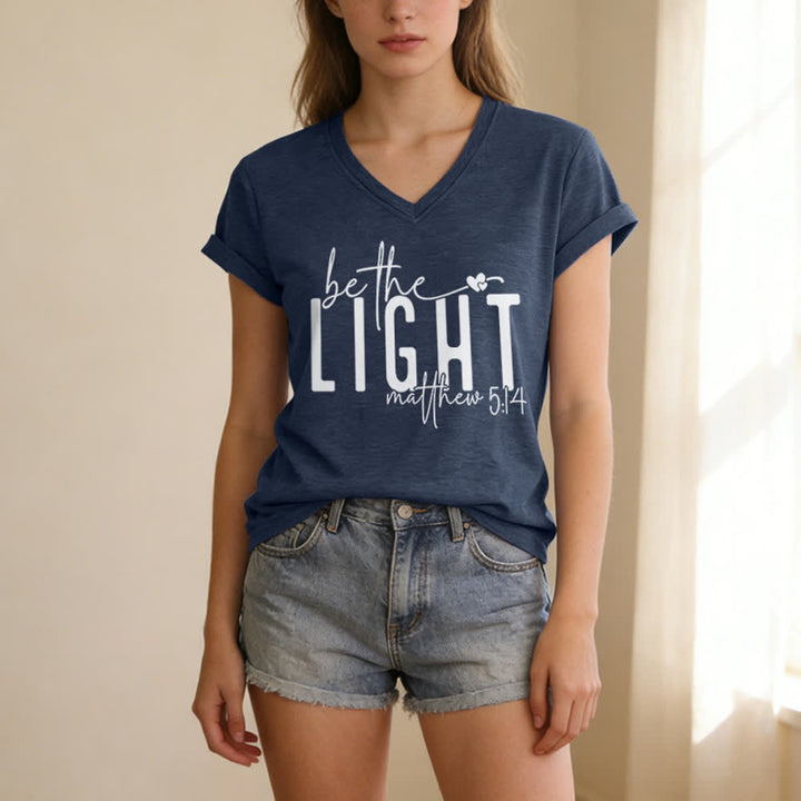 T-shirt da donna con scollo a V "Be The Light Faith Print" Christianartworkshop - image 19