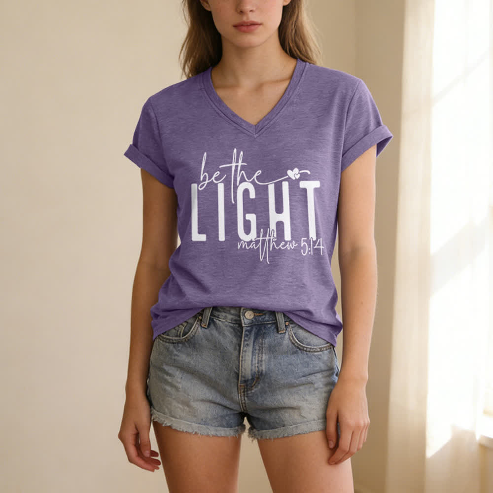 T-shirt da donna con scollo a V "Be The Light Faith Print" Christianartworkshop - image 25
