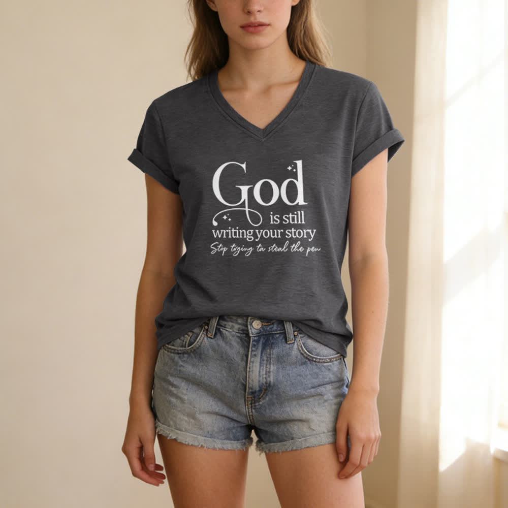T-shirt da donna con scollo a V "Dio sta ancora scrivendo la tua storia" Christianartworkshop - image 7