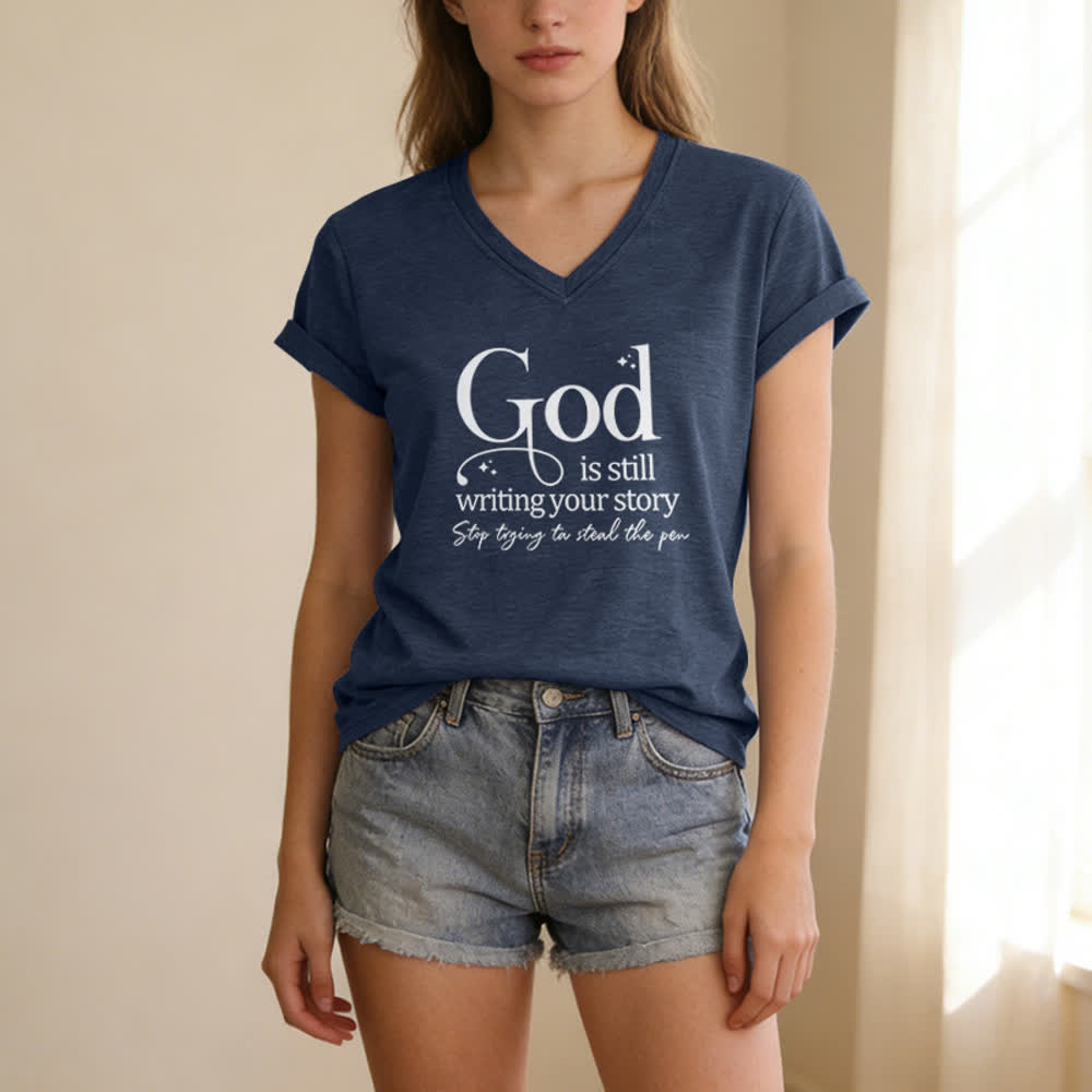 T-shirt da donna con scollo a V "Dio sta ancora scrivendo la tua storia" Christianartworkshop - image 19