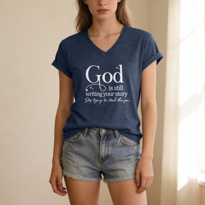 T-shirt da donna con scollo a V "Dio sta ancora scrivendo la tua storia" Christianartworkshop - image 19