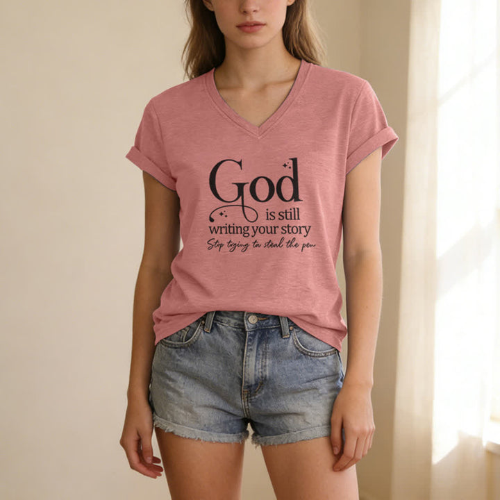 T-shirt da donna con scollo a V "Dio sta ancora scrivendo la tua storia" Christianartworkshop - image 21