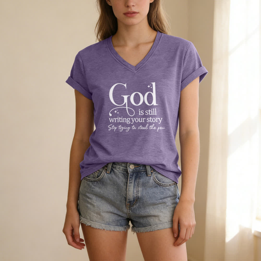 T-shirt da donna con scollo a V "Dio sta ancora scrivendo la tua storia" Christianartworkshop - image 1