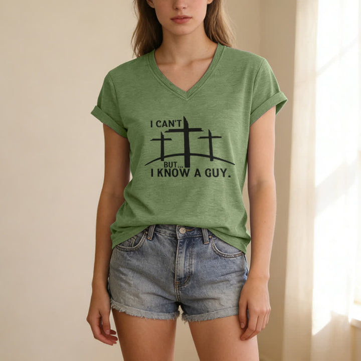 Maglietta con scollo a V "I Can't But I Know A Guy Print" Christianartworkshop - image 11