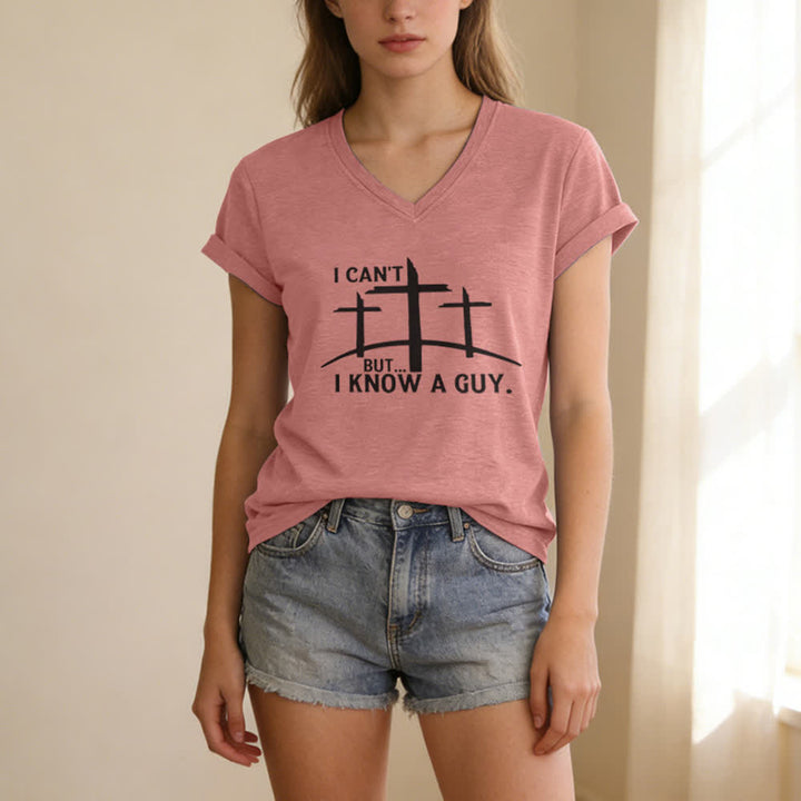 Maglietta con scollo a V "I Can't But I Know A Guy Print" Christianartworkshop - image 19