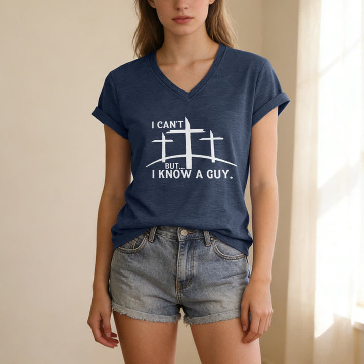 Maglietta con scollo a V "I Can't But I Know A Guy Print" Christianartworkshop - image 17