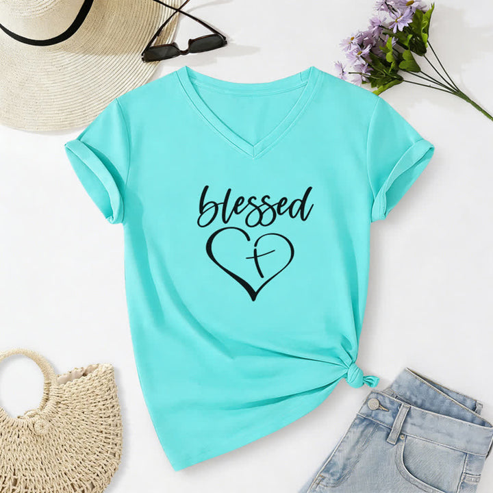 T-shirt da donna con scollo a V e stampa "Blessed Love Cross Jesus Has My Back" Christianartworkshop. - Blu celeste - 2XL - image 14