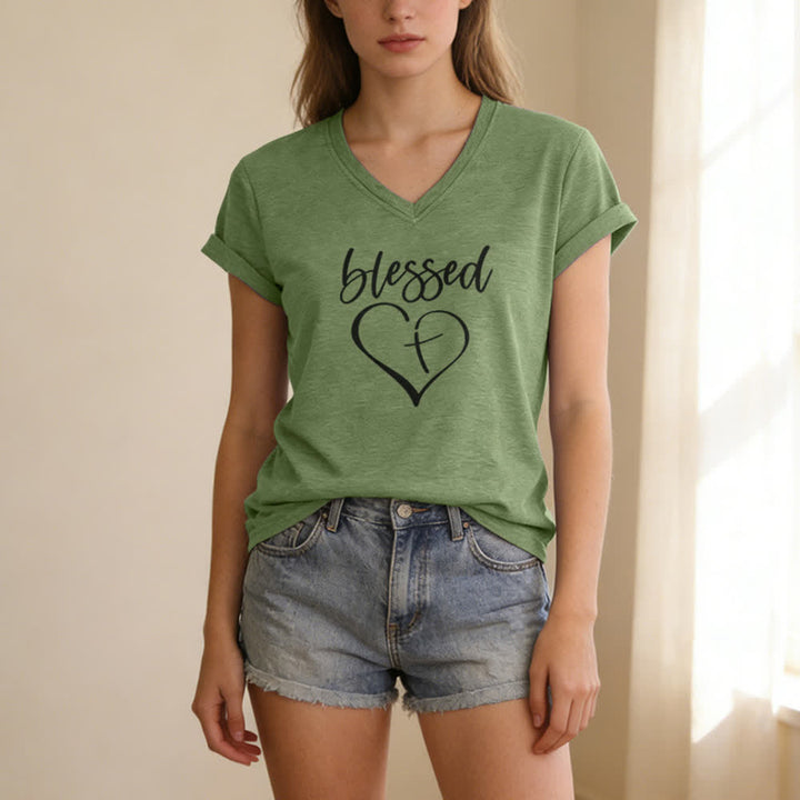 T-shirt da donna con scollo a V e stampa "Blessed Love Cross Jesus Has My Back" Christianartworkshop. - image 11